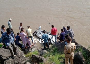 Traffic cop killed, 5 persons injured as car falls into river in Poonch