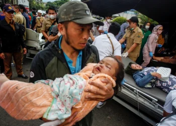 162 Dead As Indonesia Quake Topples Homes, Buildings, Roads