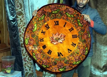 Srinagar Artisan Weaves Pashmina Carpets To Revive Dying Craft