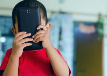 Surge In Smartphone Addiction Among Kashmiri Children; Experts Warn Of Disaster 