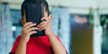Surge In Smartphone Addiction Among Kashmiri Children; Experts Warn Of Disaster 