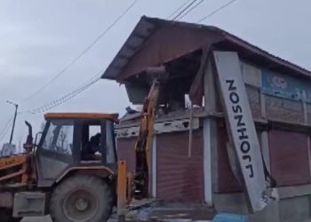 Hurriyat Leader’s ‘Illegal’ Shopping Complex Demolished In Anantnag