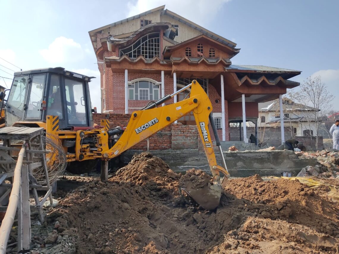 Anti-Encroachment Drive: Ex-Bureaucrat’s Property Demolished In Humhama