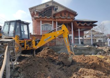 Anti-Encroachment Drive: Ex-Bureaucrat’s Property Demolished In Humhama