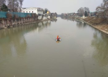 Woman Jumps Into River Jhelum, Rescue Ops On