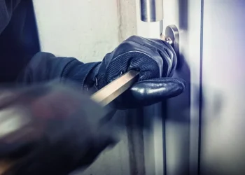 Burglars Loot Seven Shops In South Kashmir