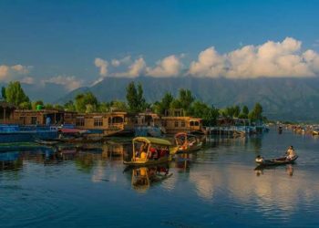 ‘Life Saving Jackets’ Mandatory For Shikaras In Dal, Nigeen Lakes: Govt 
