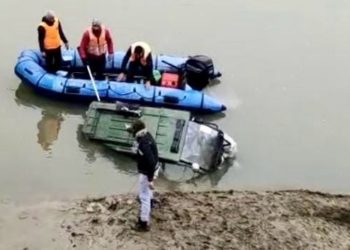 E-Rickshaw Plunges Into River Jhelum In Srinagar
