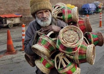 Kashmir’s Kangri Tradition Fades As Modern Heating Devices Gain Popularity