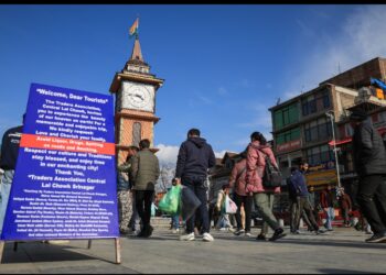 ‘Avoid Liquor, Drugs, Spitting’: Traders Launch Unique Campaign in Srinagar’s Lal Chowk