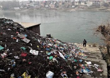 Jhelum & Dal Lake Choked By Waste, Turning Into Dumping Grounds