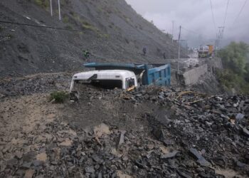 Massive Landslide Hits Jammu-Srinagar National Highway; Vehicles Damaged, Stranded
