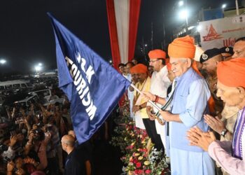 LG Sinha Flags Off First Batch Of Amarnath Yatra