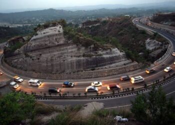 Srinagar-Jammu Highway Closed, Mughal Road Open For Traffic 