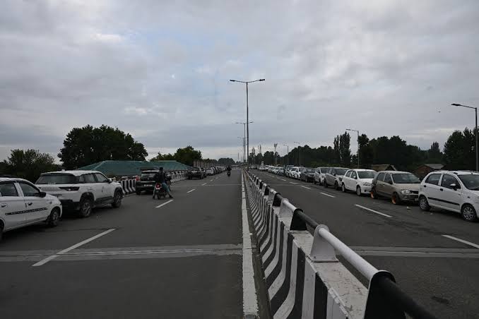 No Challans Issued Against Vehicles Parked For Safety Amid Flood Threat: SSP Traffic Srinagar