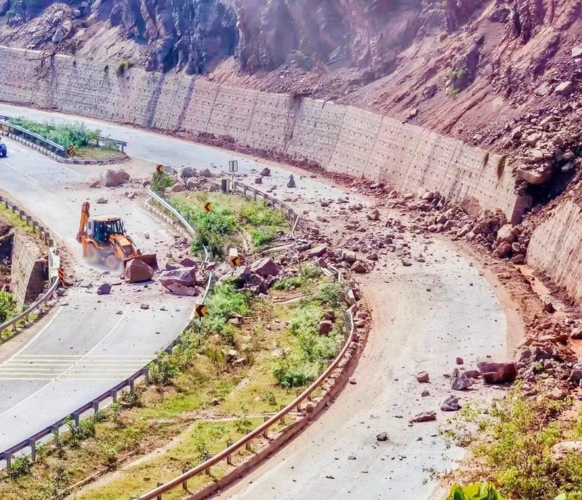 Traffic Chaos Grips Srinagar-Jammu National Highway