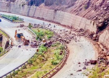 Traffic Chaos Grips Srinagar-Jammu National Highway