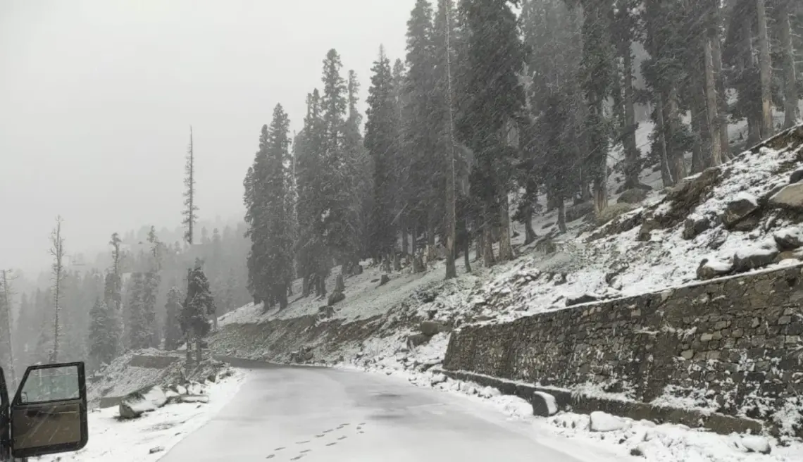 Kashmir’s Upper Reaches Receive Fresh Snowfall, Rains Lash Plains