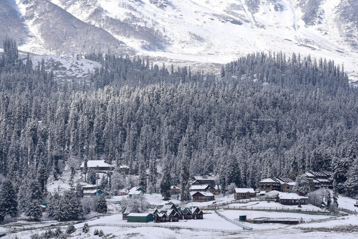 Snowfall, Rain Break Prolonged Dry Spell Across Kashmir