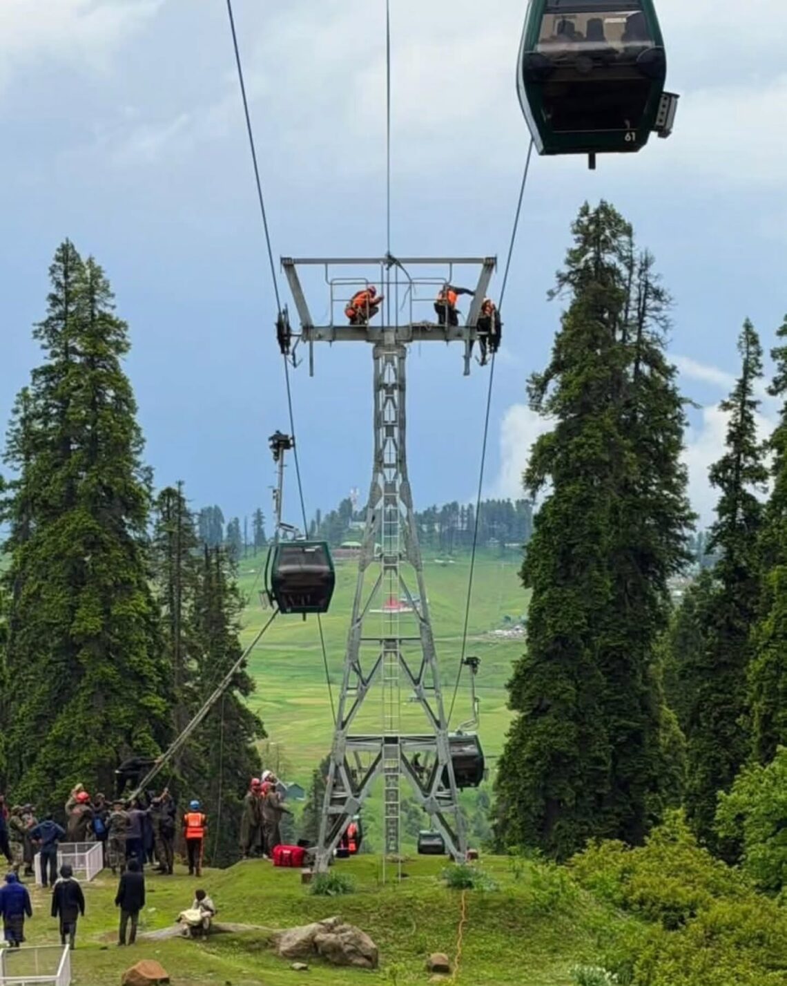 300 Tourists Rescued After Gulmarg Gondola Malfunction
