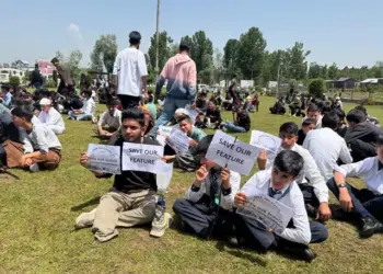 Students, Parents Protest Closure of Jamia Siraj-ul-Aloom in Shopian