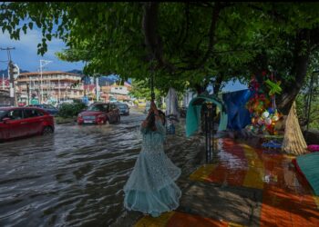 Two Hour Downpour Paralyses Srinagar, Woman Electrocuted, Streets Flooded