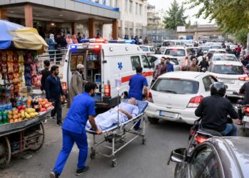 Hospital Entrances in Kashmir Choked by Vendors, Vehicles